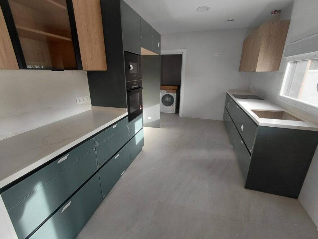 Encimera Laminam Oro del Jerte en cocina de diseño contemporáneo