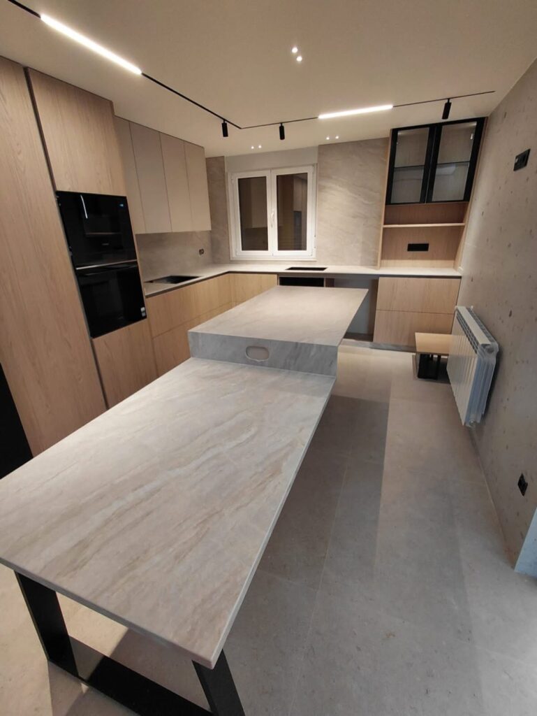 Encimera Laminam Taj Mahal con isla y mesa integrada