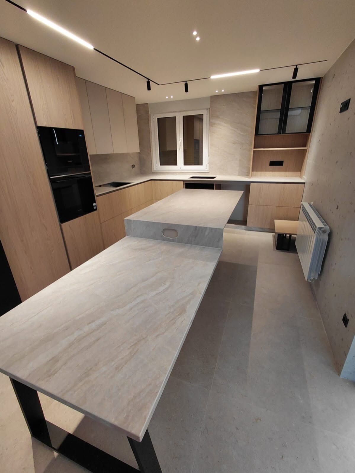 Encimera Laminam Taj Mahal con isla y mesa integrada