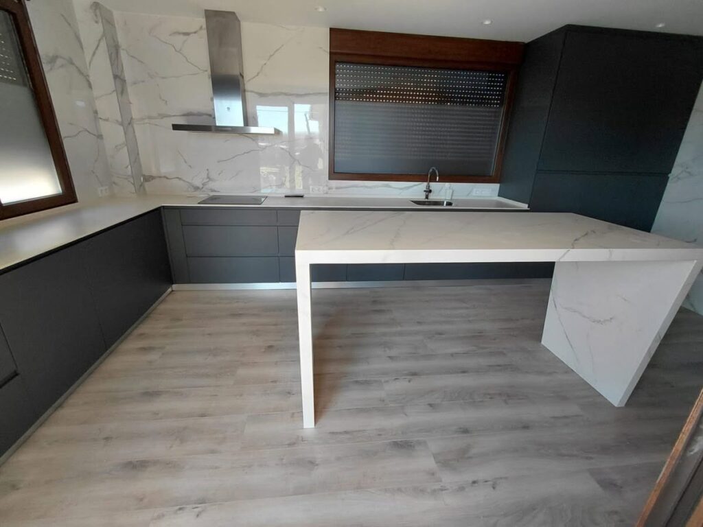 Encimera porcelánica con mesa integrada y revestimiento de paredes