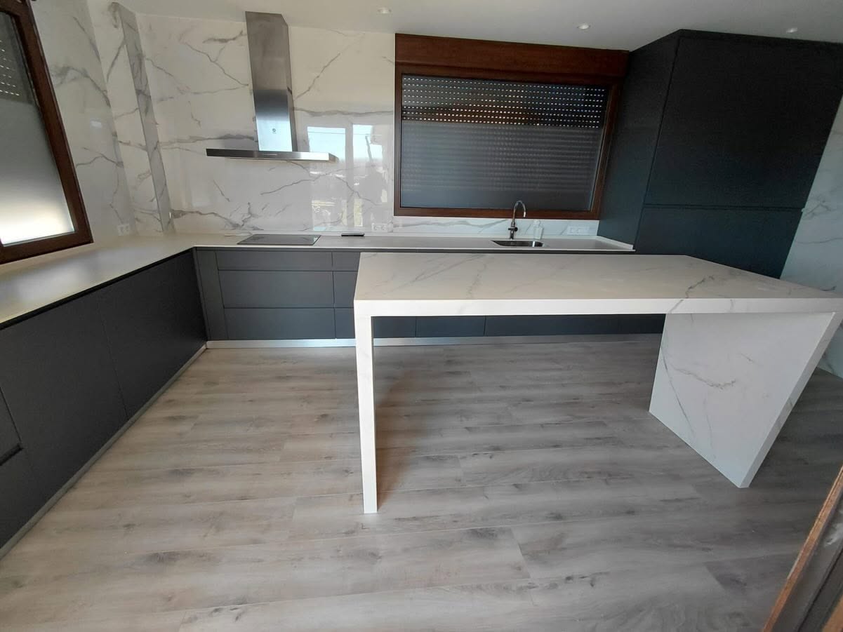 Encimera porcelánica con mesa integrada y revestimiento de paredes