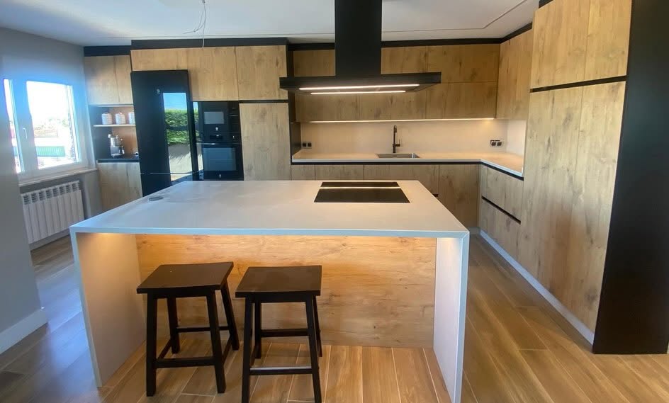 Encimera porcelánica Laminam con gran isla central