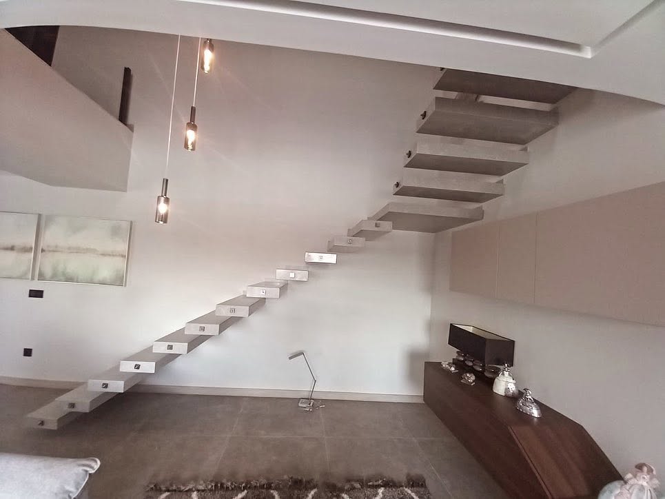 Escalera de diseño revestida en piedra para vivienda contemporánea