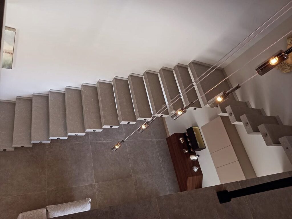 Escalera de diseño revestida en piedra para vivienda contemporánea
