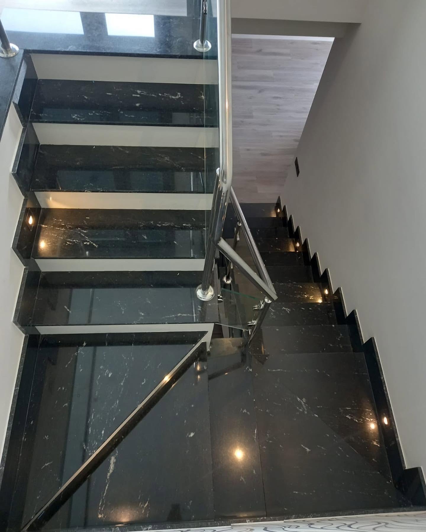 Escalera de granito Vía Láctea y COMPAC Compact Hassos