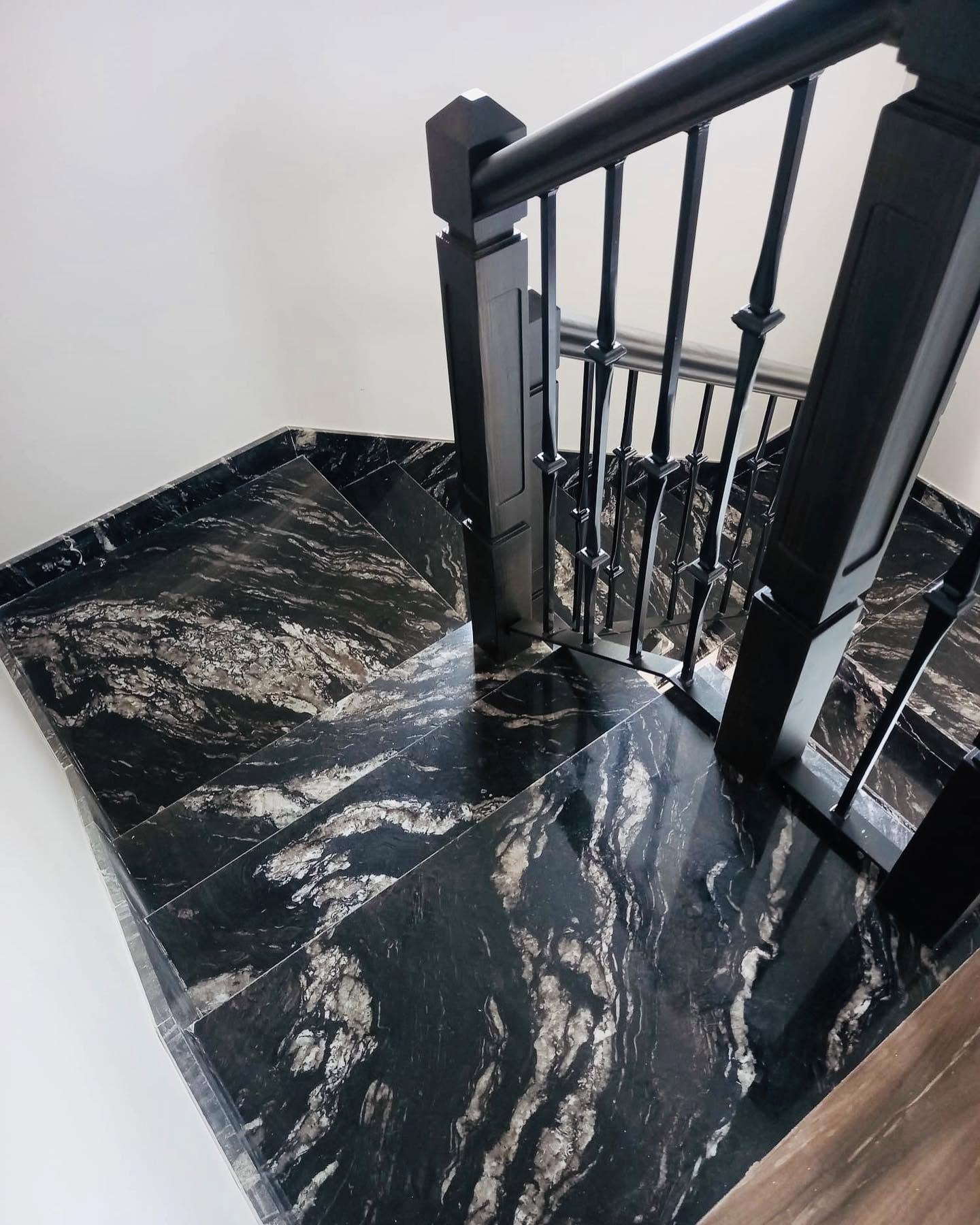 Escalera revestida en granito Titanium