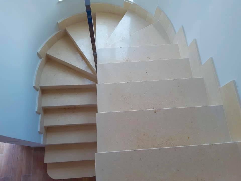 Escaleras interiores a medida revestidas con COMPAC