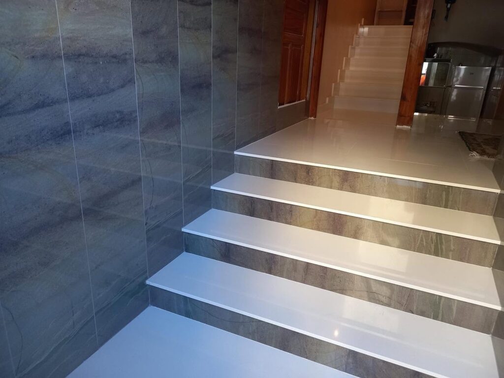 Escaleras modernas revestidas en piedra y superficies COMPAC
