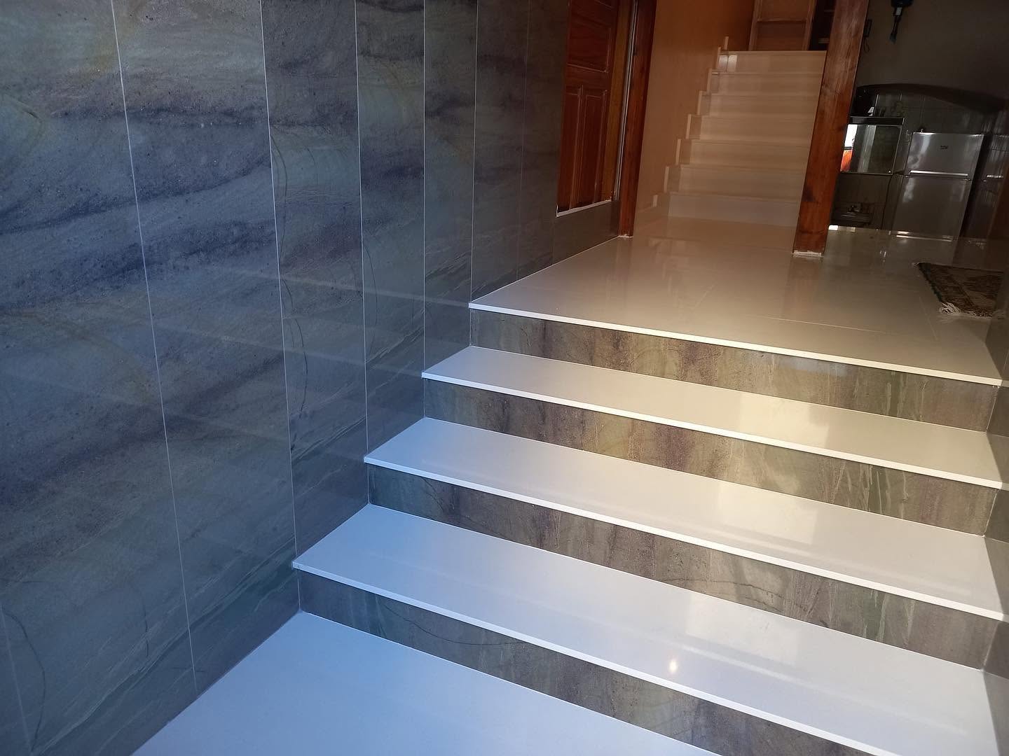 Escaleras modernas revestidas en piedra y superficies COMPAC