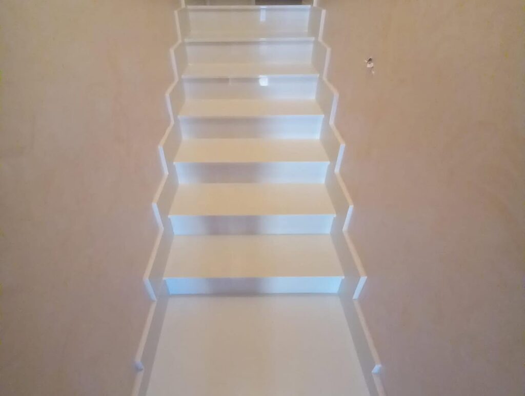 Escaleras modernas revestidas en piedra y superficies COMPAC