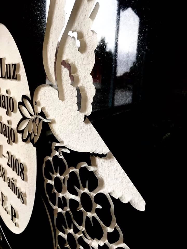 Grabado y ornamentación funeraria sobre granito negro