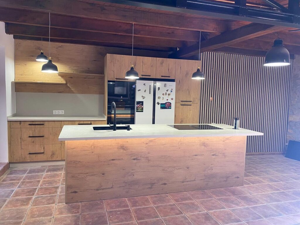 Isla de cocina con desayunador en Laminam para vivienda de diseño rústico moderno