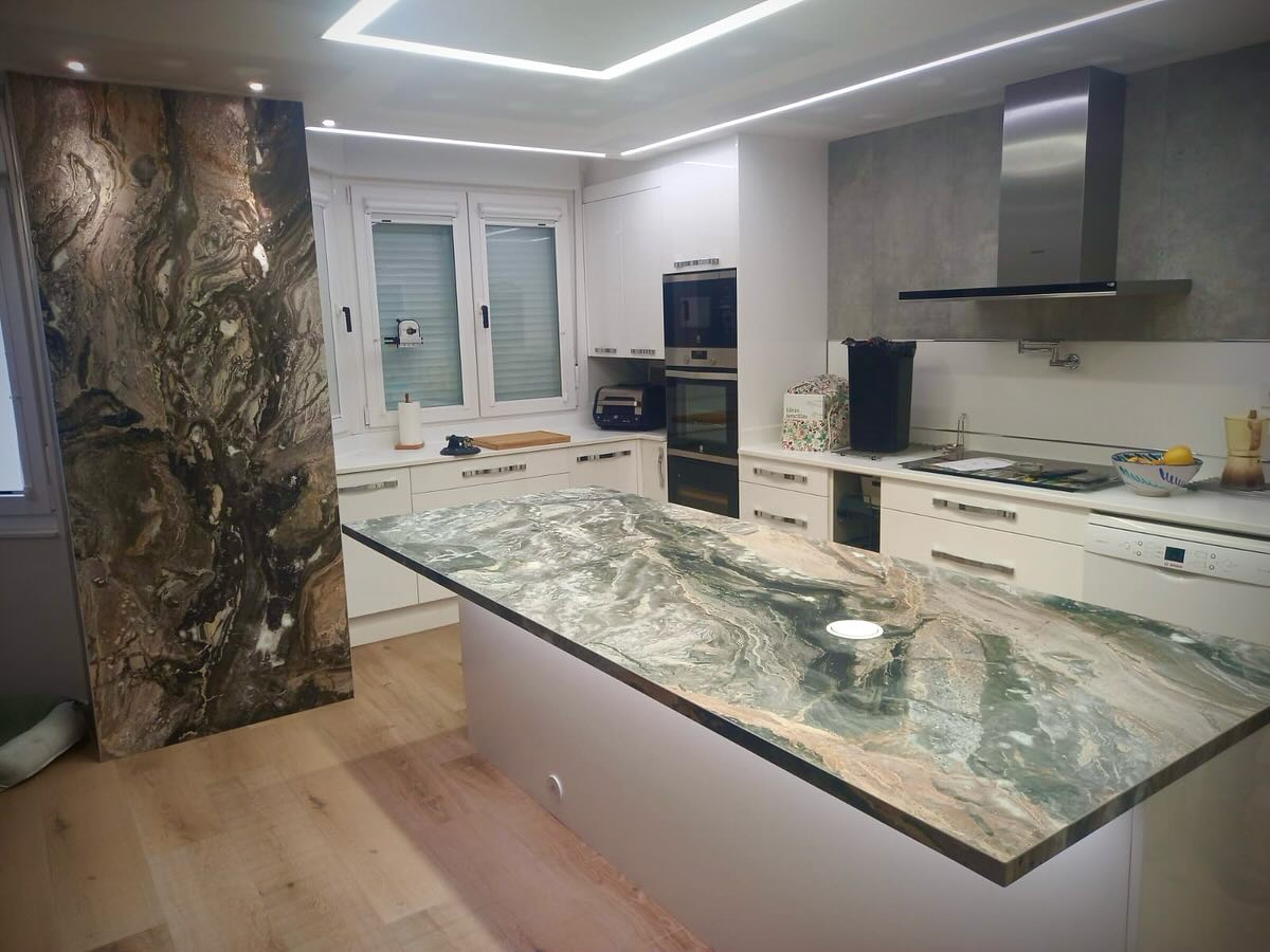 Isla de cocina en porcelánico XTONE