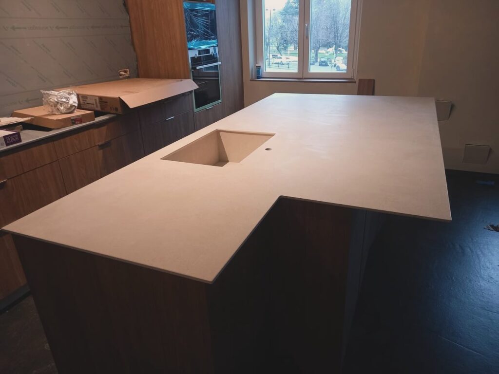 Isla de cocina y encimera de baño en porcelánico