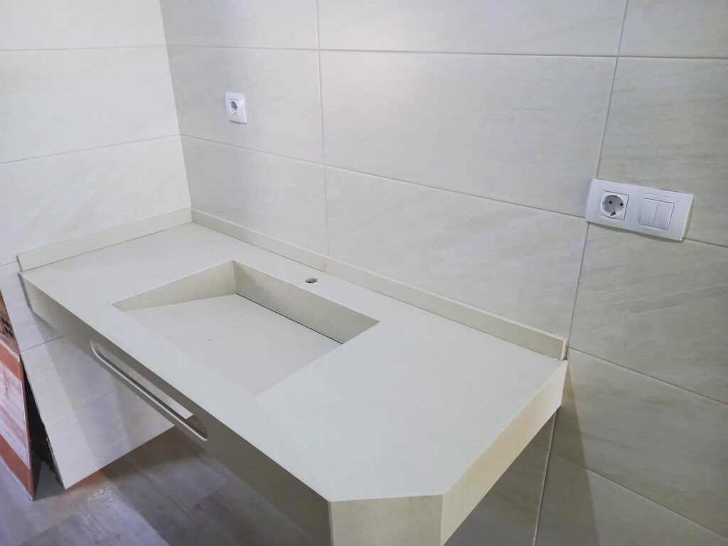 Lavabos suspendidos a medida para baños públicos