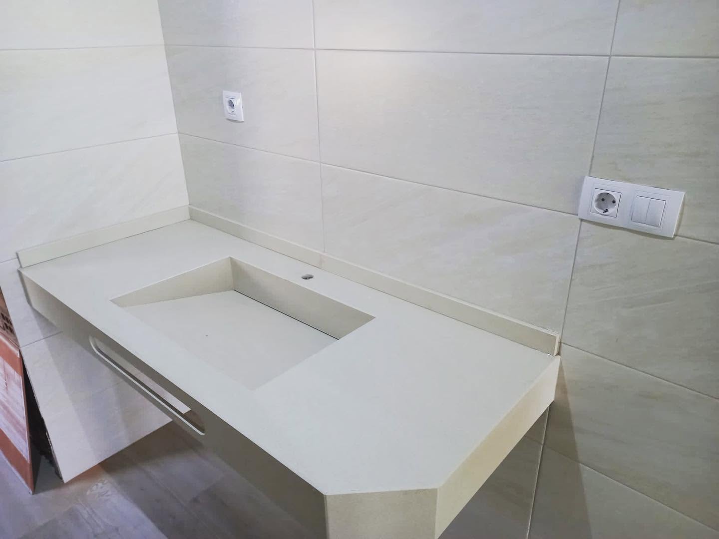 Lavabos suspendidos a medida para baños públicos