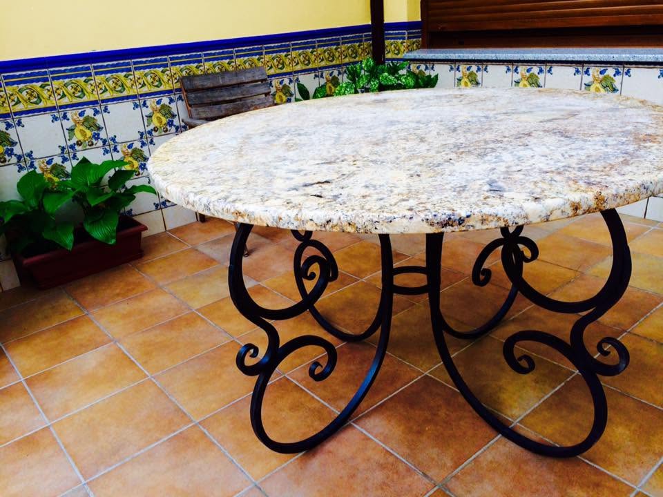 Mesa redonda de granito natural realizada a medida