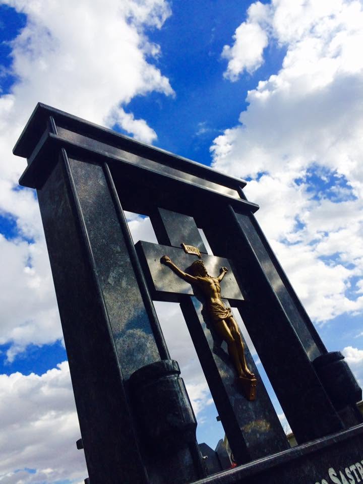 Monumento funerario en granito Azul Noche con crucifijo