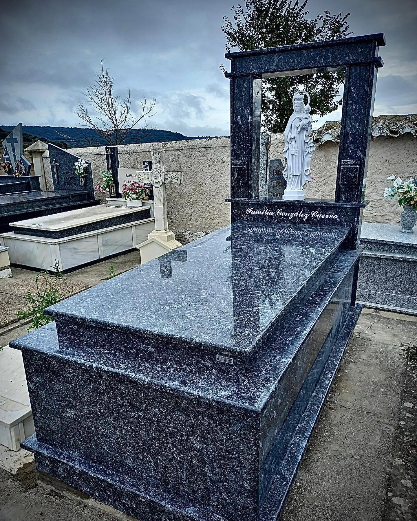 Panteón familiar de granito con monumento y hornacina