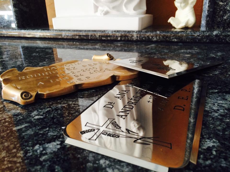 Placas y pergaminos personalizados para arte funerario