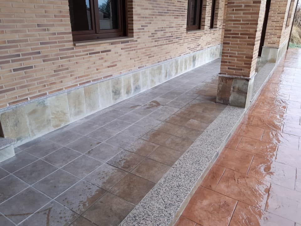 Remates y zócalos de piedra en porche exterior