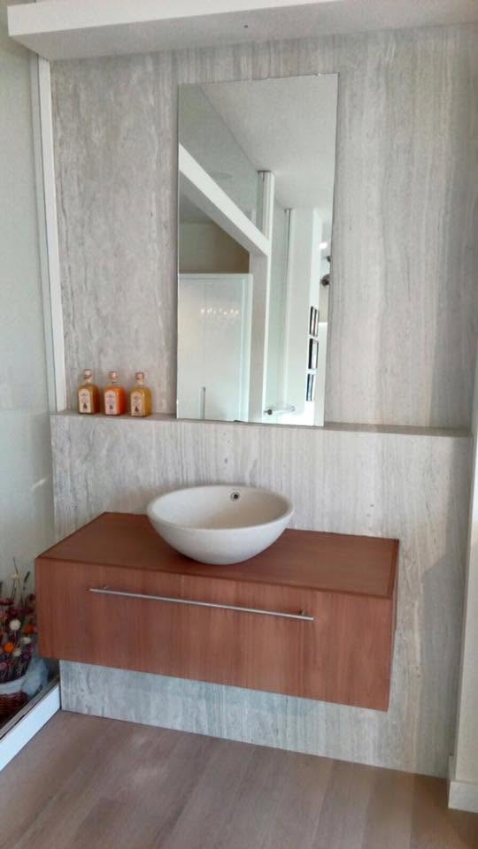 Revestimiento de baño sin juntas con paneles Neolith